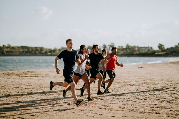 Personas haciendo una actividad deportiva